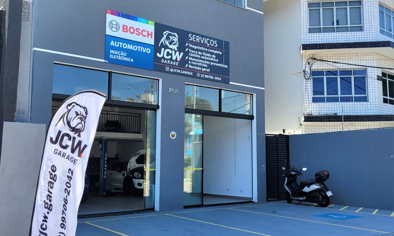 Fachada da JCW Garage durante o dia