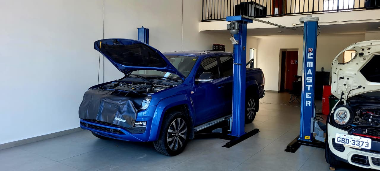 Veículo sobre o elevador na estrutura interna da JCW Garage