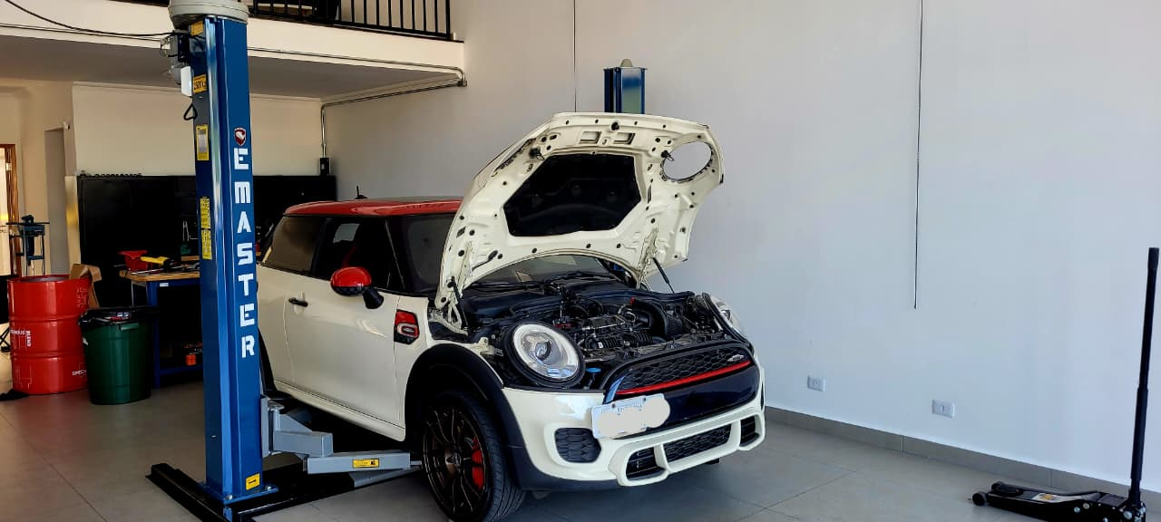 Veículo clássico em manutenção dentro da JCW Garage
