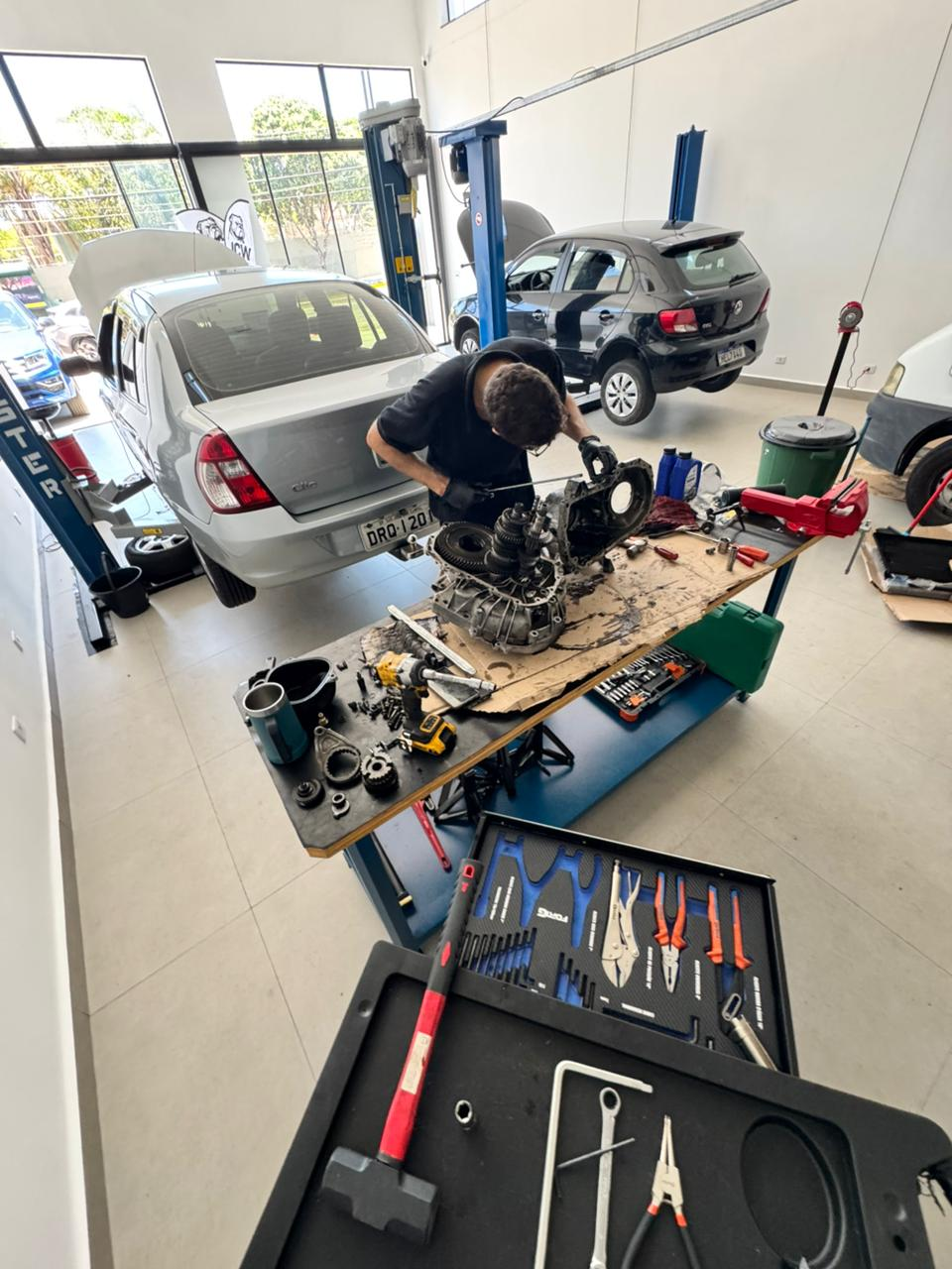 Mecânico da JCW Garage realizando manutenção sobre a bancada de trabalho